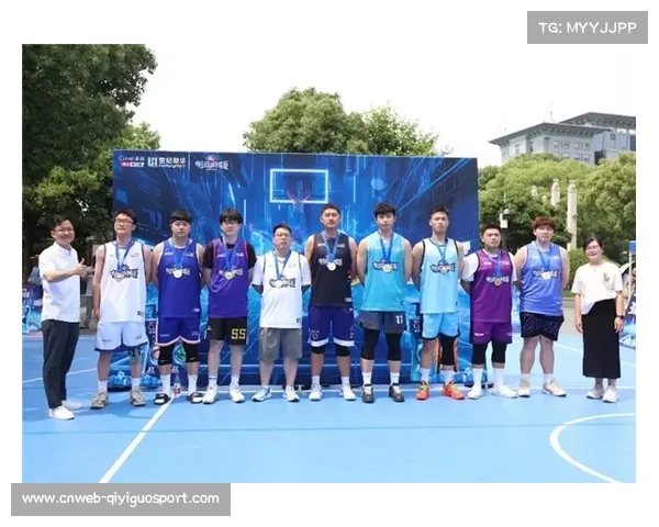 残疾球迷现场观赛，球队赠送全队签名篮球